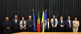 Foto de grupo com os autarcas que integram o Conselho Diretivo e a Assembleia Intermunicipal, esta última presidida por Sara Coelho (vereadora da CML)